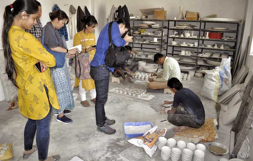 The-making-of-blue-pottery