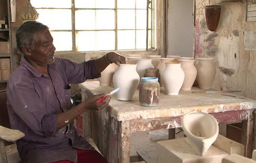 The-making-of-blue-pottery