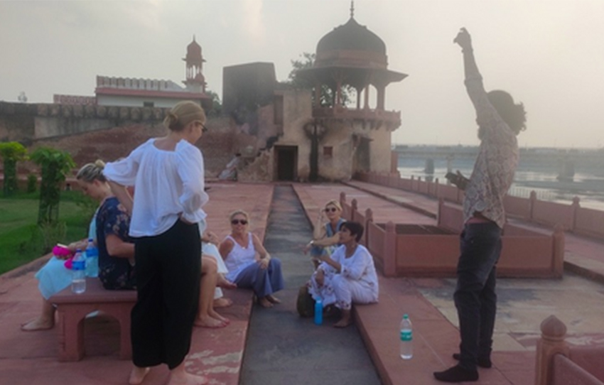 women-of-agra-walk